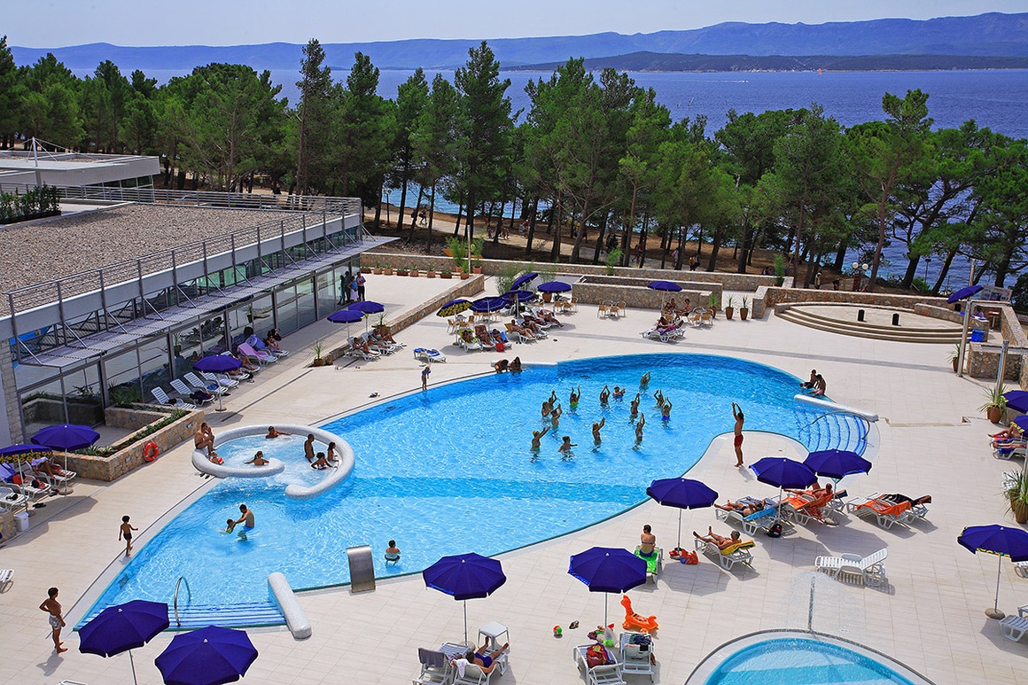https://photos.marmara.com/ProduitPhoto/HRVSELA-club-marmara-bluesun-elaphusa-piscine-partir-en-croatie-tui.jpg?i10c=img.resize(width:1160,height:773);img.crop(width:1160,height:773)
