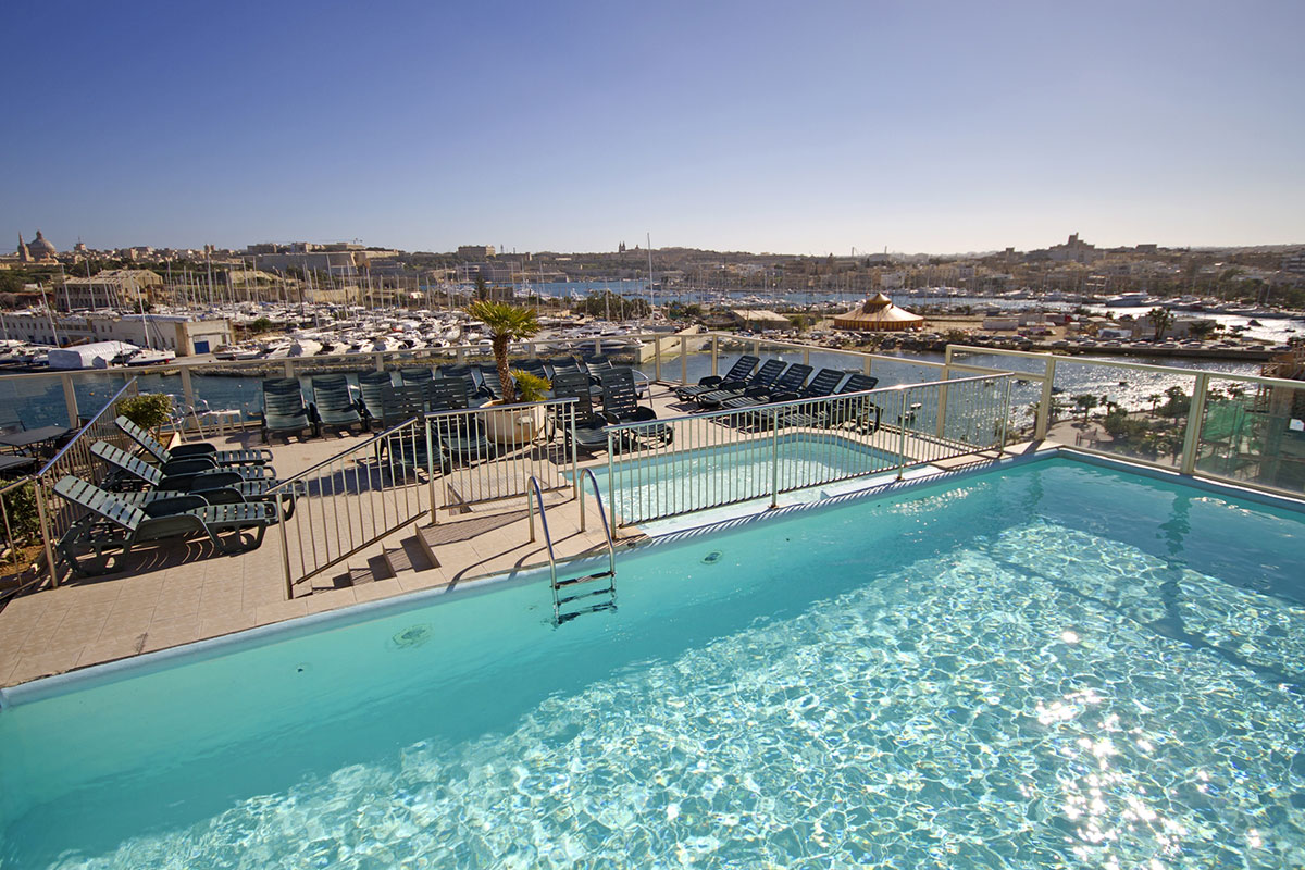 Hôtel St Bayview Hotel & Bluebay Apartments ***